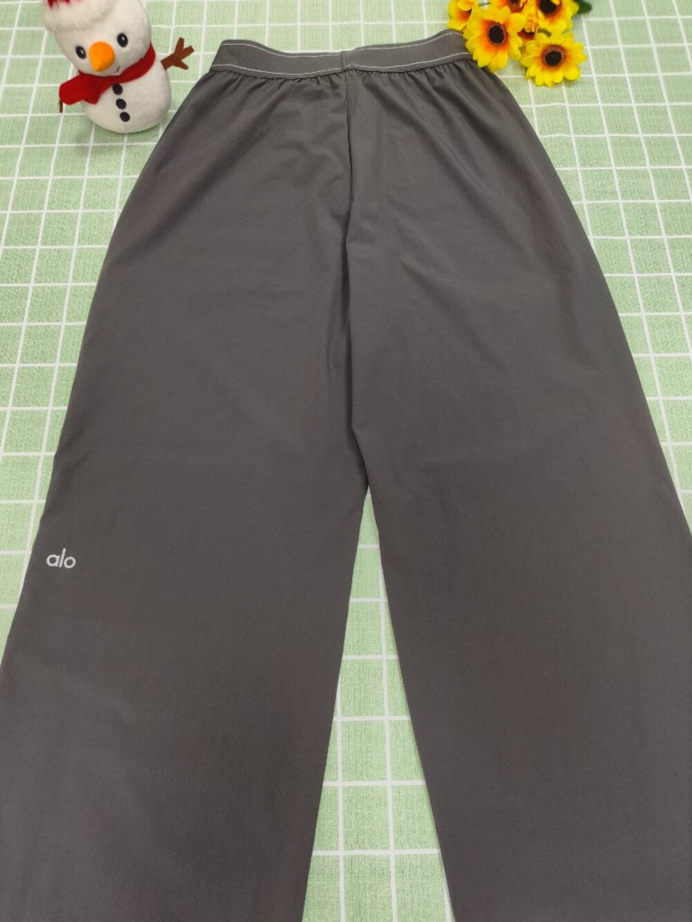 Deep Gray Regular Alo Yoga Trouser Women's ✨/ smoke-free households🥰 - Picture 3 of 9